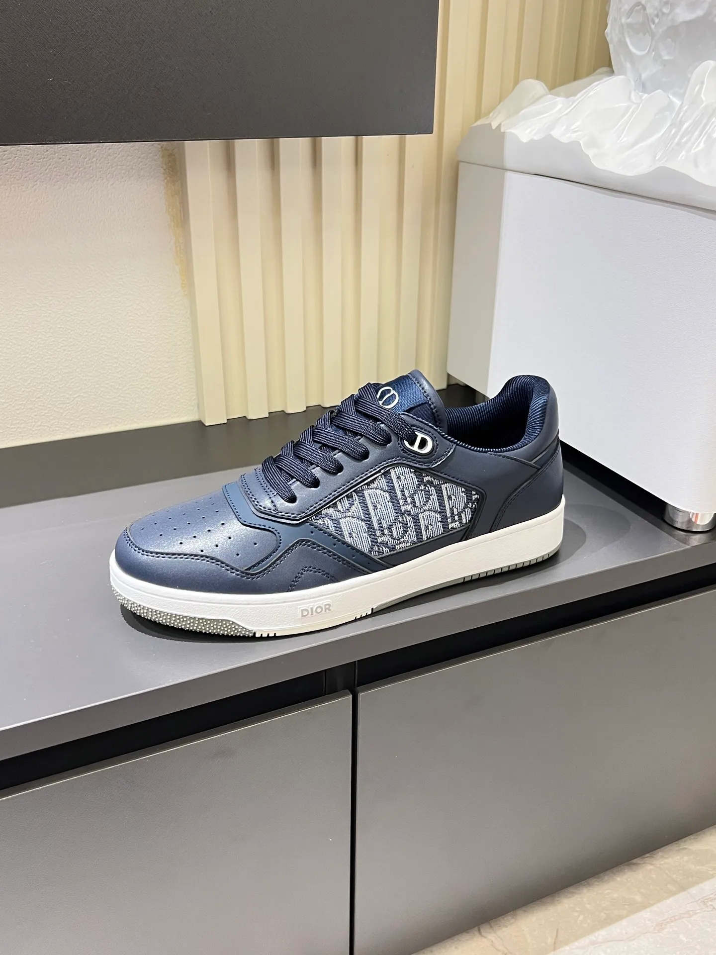 Men's shoes 💰p400 "Dio*" mid-top B27 casual sneakers. This B27 high-top sneaker is a new product in the series and continues Di*r's classic style. Crafted from gray and white smooth calf leather with beige and black Oblique print panels on the sides. The "CD Icon" shaped shoelace eyelets are clever and delicate, and the two-color rubber sole, rear collar and heel are all equipped with the brand's iconic details to enhance the style. Oblique printed straps at the ankle allow for an adjustable fit to complement the overall design. Fashionable and versatile, it can complement any look. Create an exquisite design with unique dynamic vitality and modern atmosphere, presented in low-top and high-top styles. This new must-have shoe adds a new dimension to Dior's archive heritage, embodying modern elegance. Purchase the original version and make it 1:1. If you need top quality, please come to me! Male 38-44!